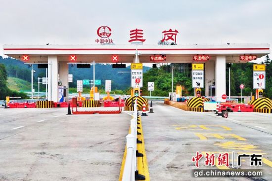 正在调试设备的收费站。中铁二局电务公司 供图